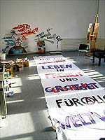 Im Atelier wird ein groes Transpi gemalt