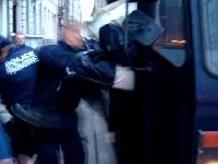 Quelques activistes doivent être portés à l intérieur du bus (résistance passive)