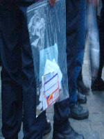 Sac en plastique contenant des affaires personelles, tels que carte de téléphone, passeport, divers papiers. Il porte un numéro correspondant aux menottes