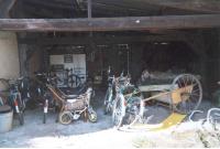 Un garage à engins non-motorisés